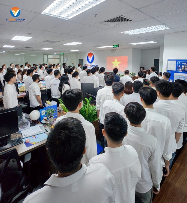 Hình ảnh toàn bộ nhân viên ViTech đứng trang nghiêm hát Quốc ca