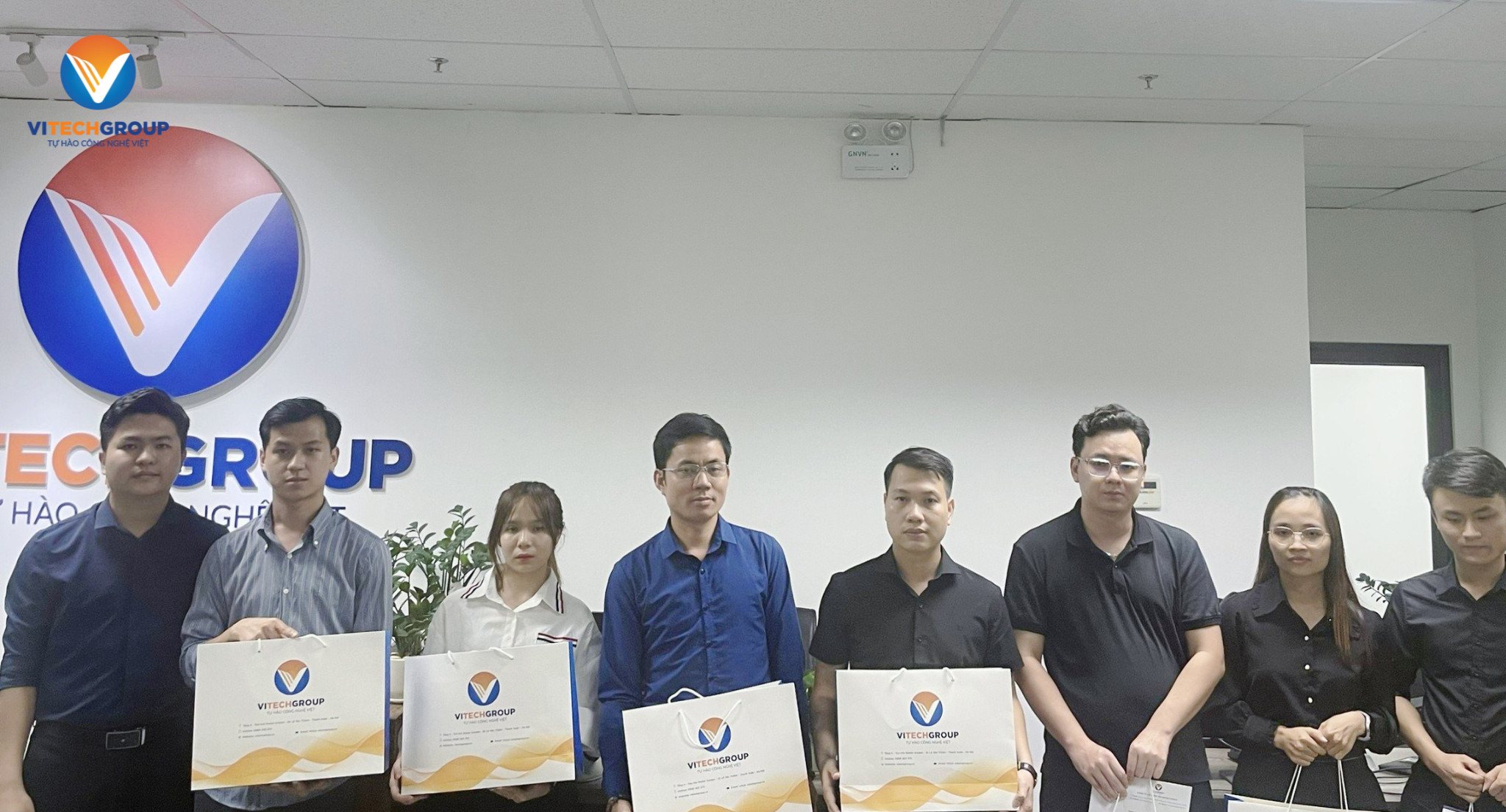 ViTech Group gửi tặng những món quà ý nghĩa đến các ViTecher có thân nhân là thương binh - liệt sĩ ViTech Group gửi tặng những món quà ý nghĩa đến các ViTecher có thân nhân là thương binh - liệt sĩ