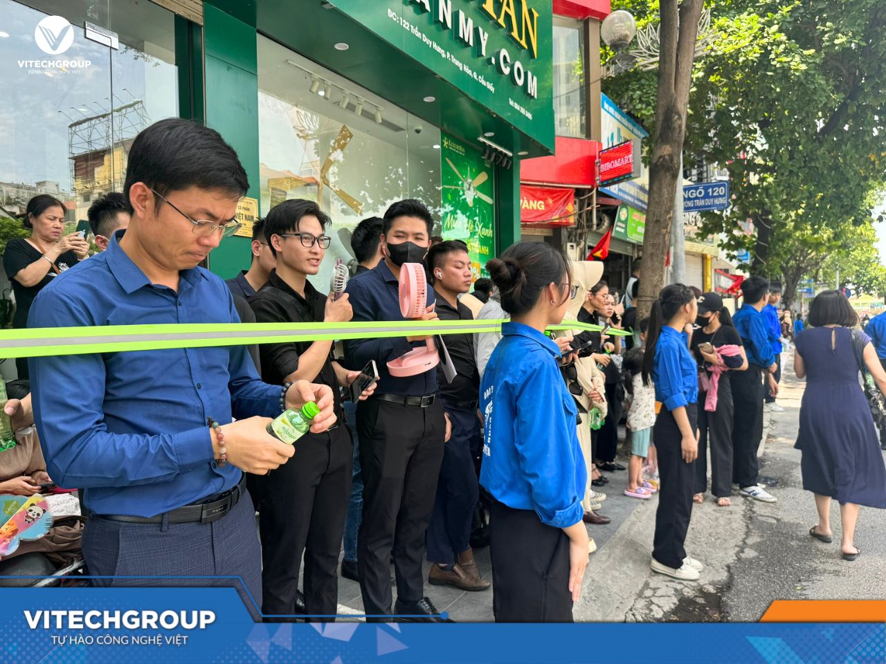 Các bạn trẻ của ViTech đứng dọc các tuyến phố tiễn biệt Tổng Bí thư Nguyễn Phú Trọng về nơi an nghỉ.