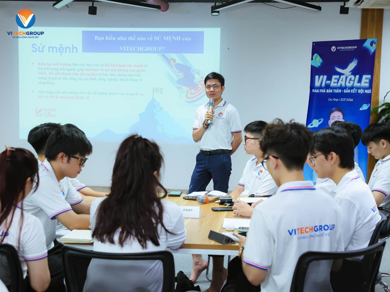 Diễn giả đưa ra các câu hỏi thảo luận dành cho các đại bàng của ViTech