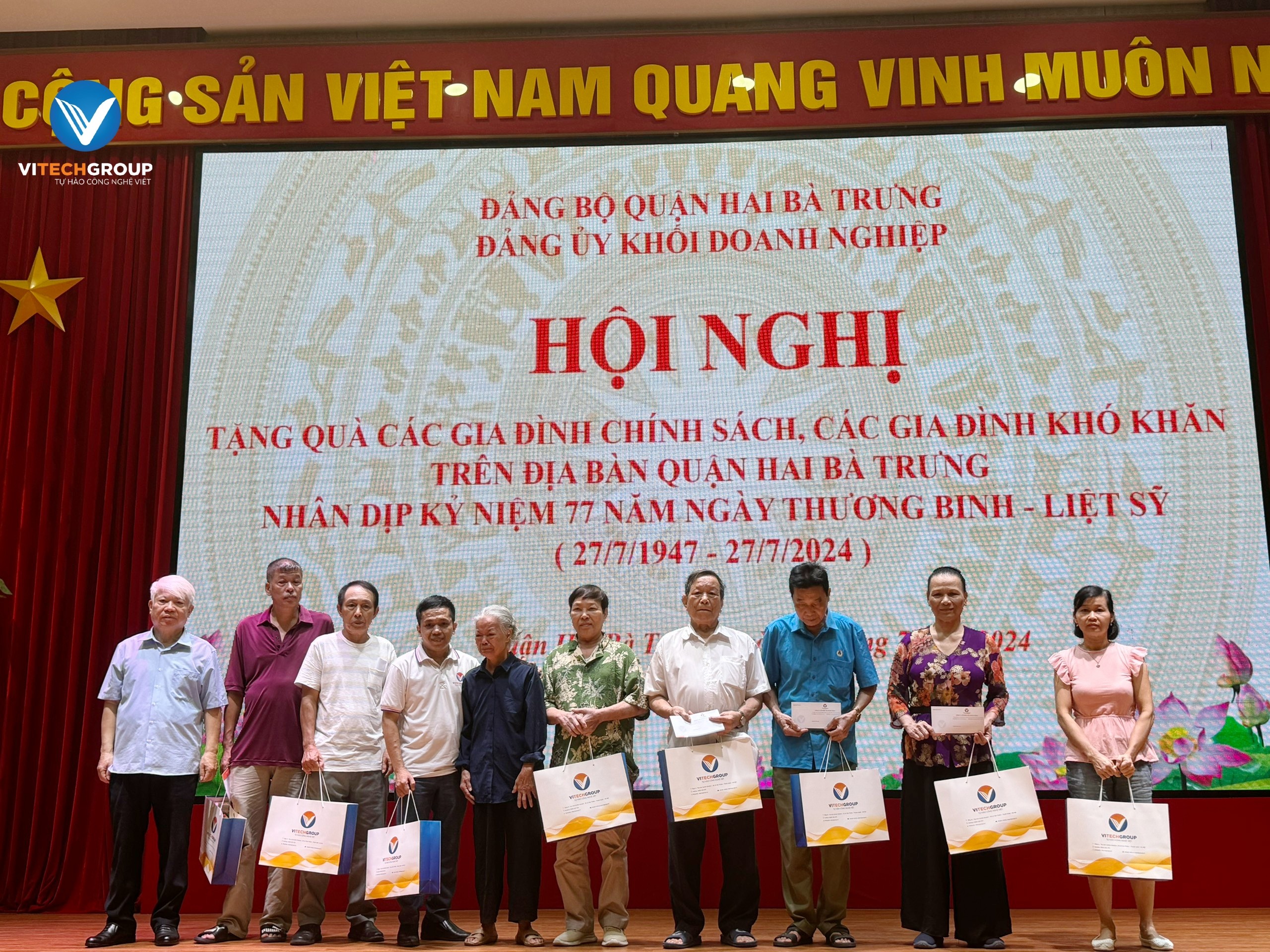 BLĐ công ty trao quà cho các gia đình có thân nhân là thương binh, liệt sĩ tại phường Phúc La và trung tâm bồi dưỡng chính trị quận Hai Bà Trưng. BLĐ công ty trao quà cho các gia đình có thân nhân là thương binh, liệt sĩ tại phường Phúc La và trung tâm bồi dưỡng chính trị quận Hai Bà Trưng.