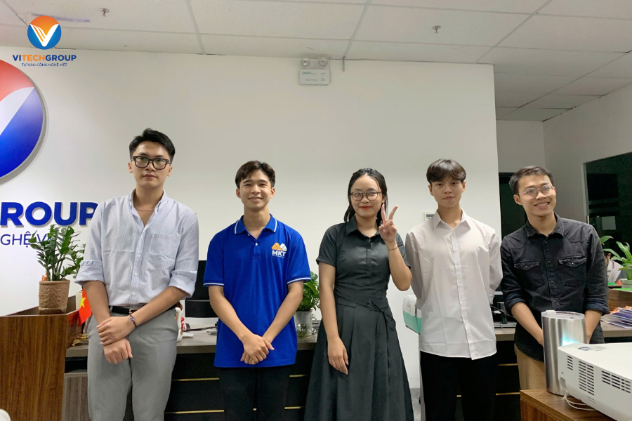 Các thí sinh tại vòng chung kết Vi-voice Tiệc Nội bộ tháng 8 tại ViTech