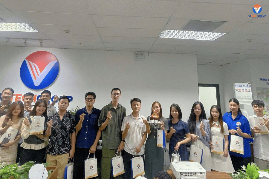 Những món quà xinh xắn được trao đến tay từng thành viên có sinh nhật trong tháng 10 Tiệc Nội bộ tháng 10: Tôn vinh phái đẹp - Kết nối yêu thương