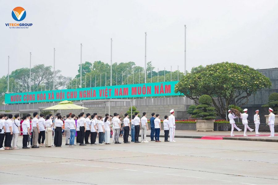 Toàn thể nhân viên ViTech dâng hoa viếng Lăng Bác