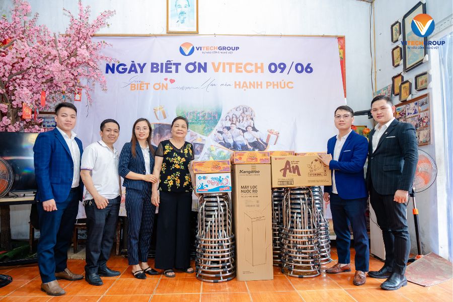 Ban lãnh đạo ViTech trao quà cho Trung tâm dạy nghề từ thiện Quỳnh Hoa