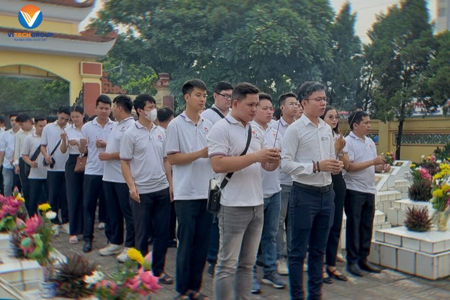 Tập thể CBNV ViTech dâng hương tưởng niệm tại Nghĩa trang Liệt sĩ phường Kiến Hưng