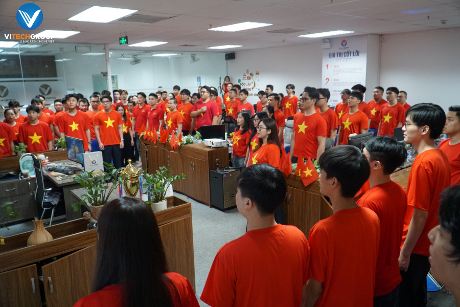 Đội ngũ ViTech Group chào cờ hướng tới Quốc khánh 2/9