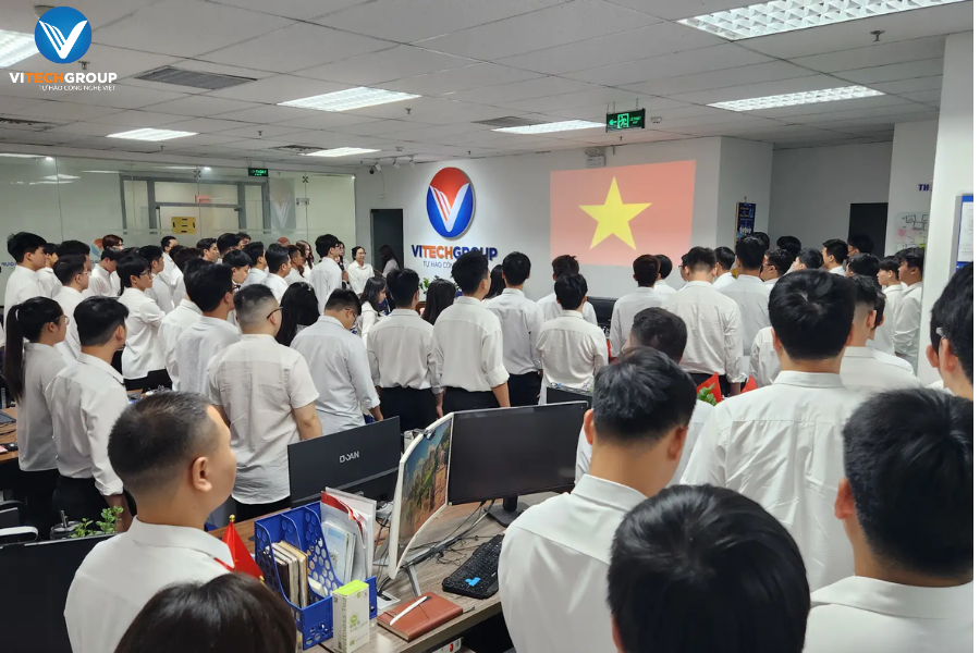Nhân viên ViTech Group chào cờ đầu tuần thứ Hai