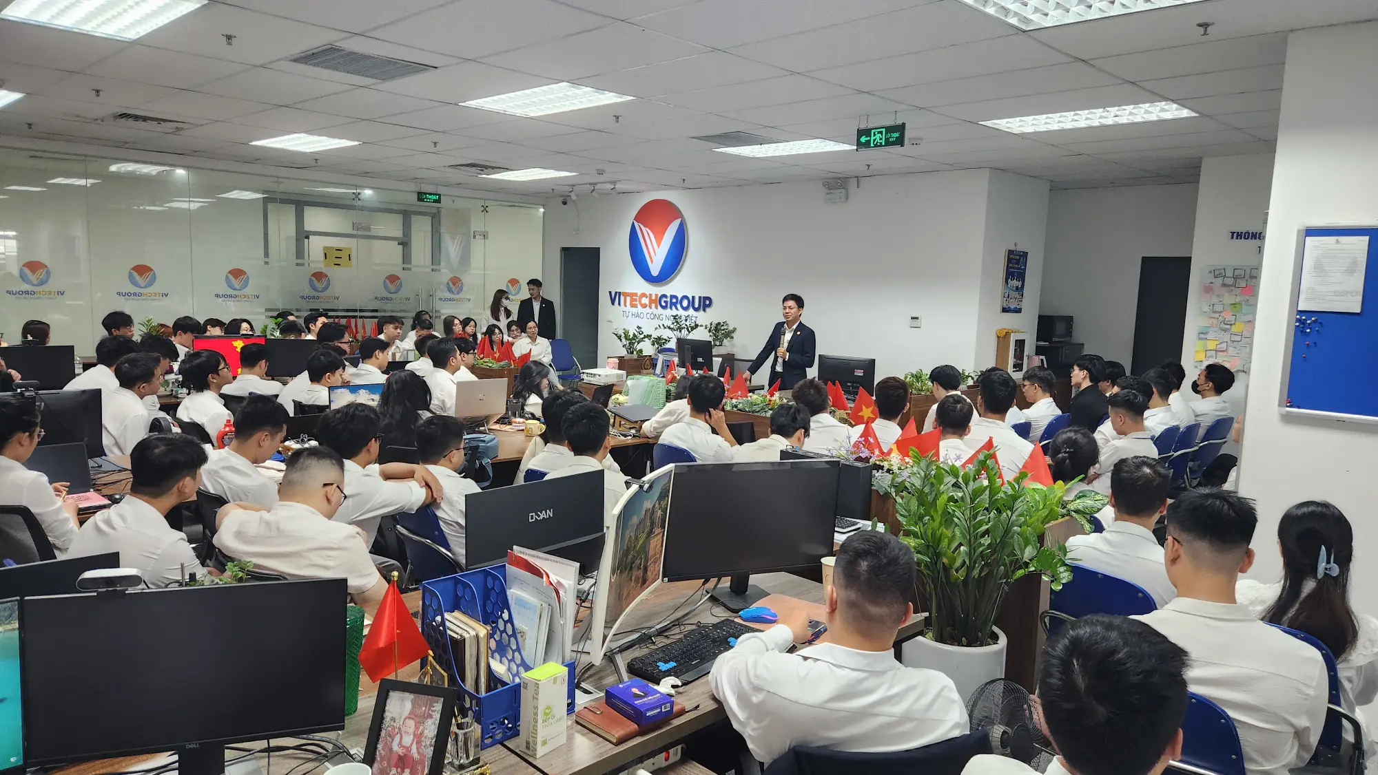Đội ngũ ViTech Group áp dụng 12 nguyên tắc làm việc ViTech Group trong buổi họp