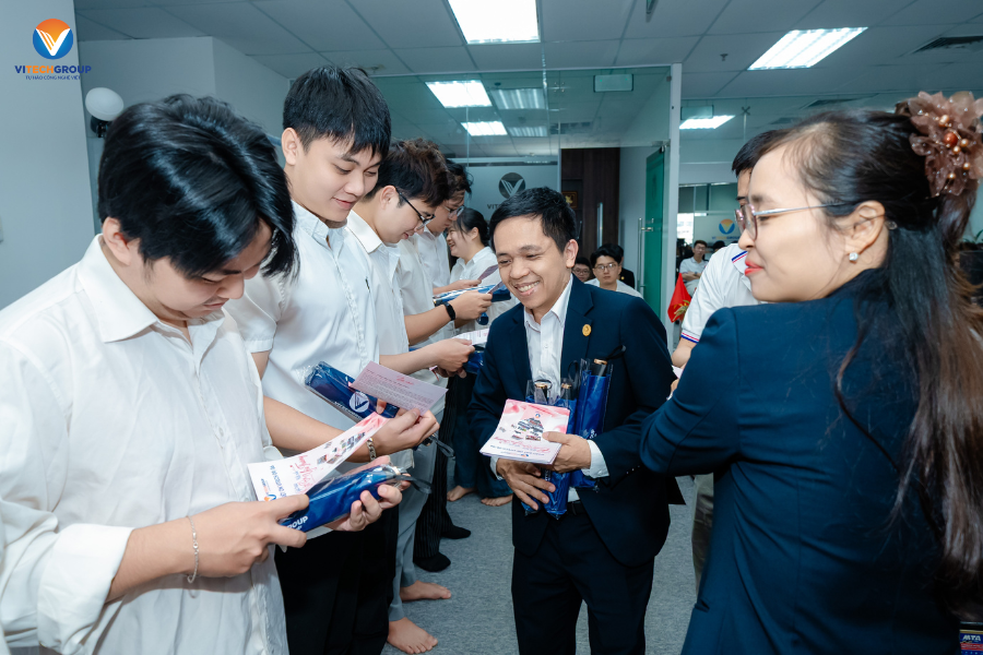 Tập thể ViTech Group trong Ngày Biết Ơn 9/6