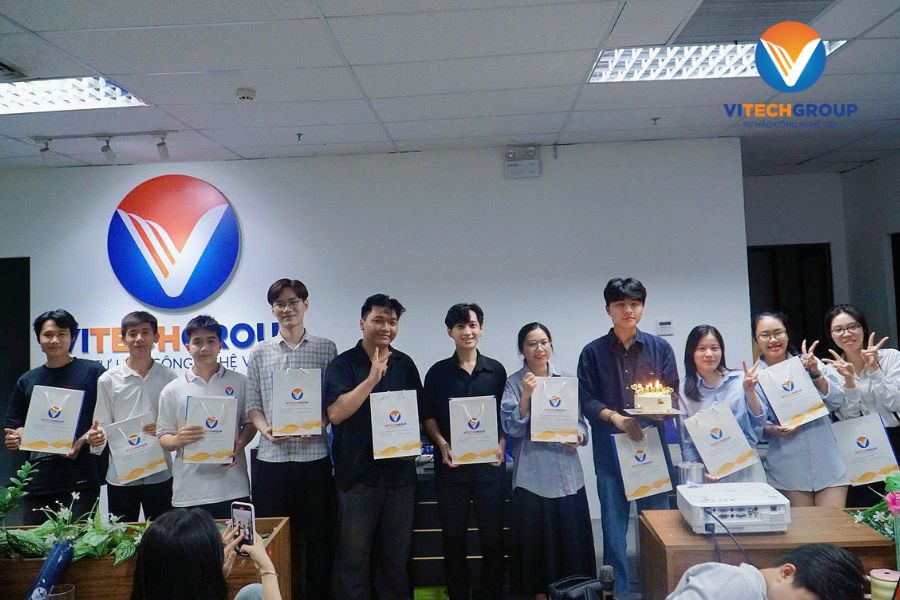 ViTech Group tặng quà cho các thành viên có sinh nhật tháng 5 và tháng 6