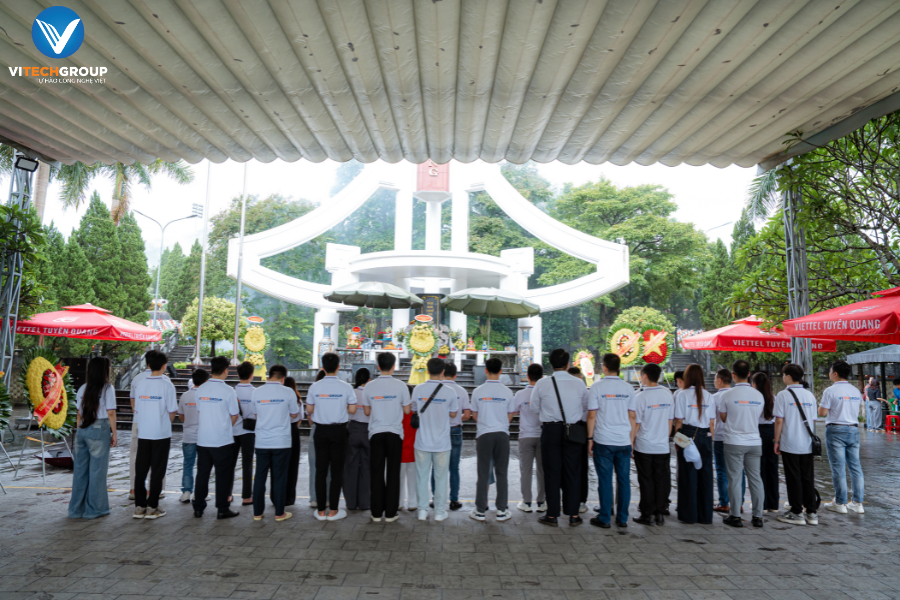 Đoàn lãnh đạo ViTech Group dâng hương tại Nghĩa trang Liệt sĩ Quốc gia Vị Xuyên