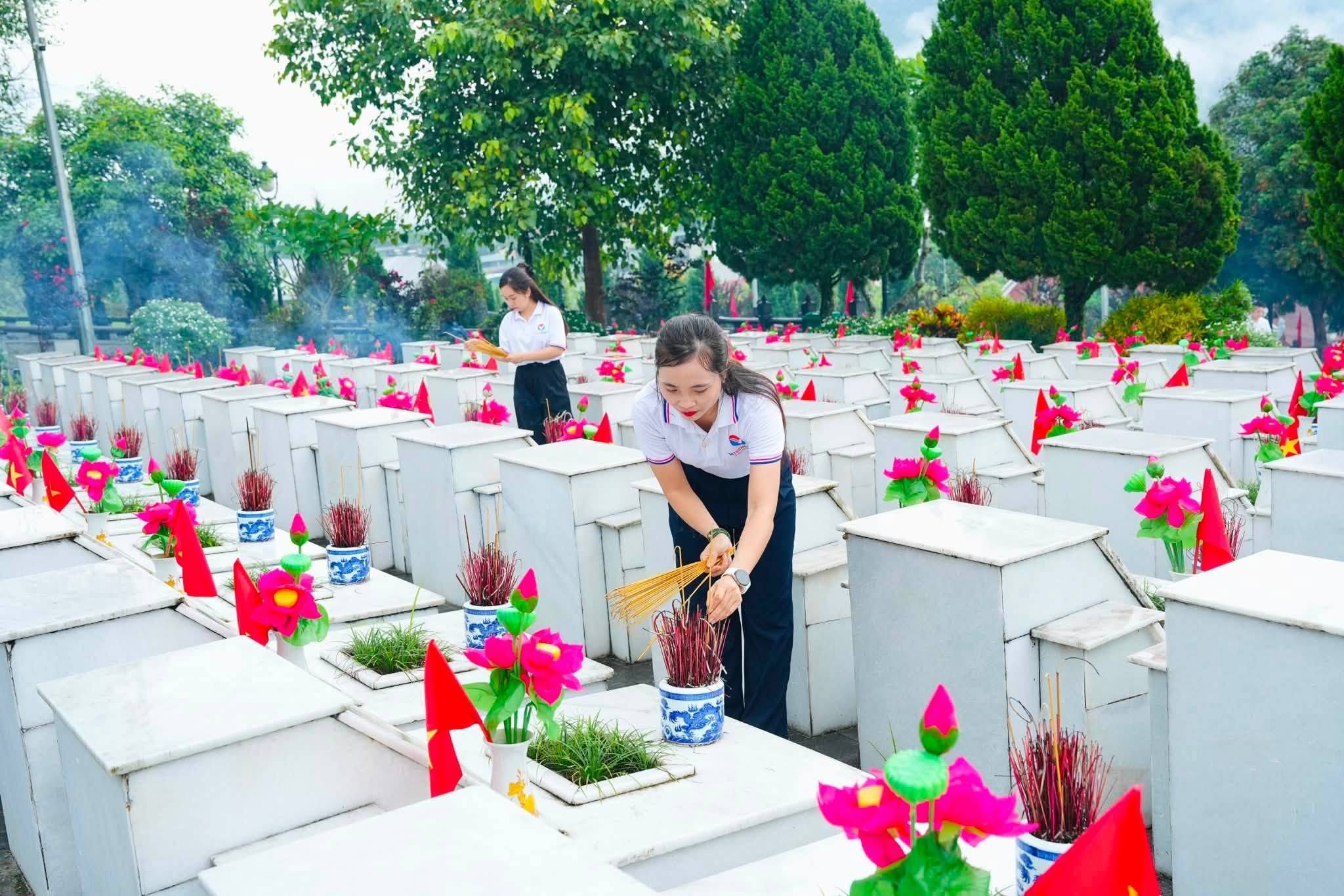 Dâng hương tại Nghĩa trang Liệt sĩ Quốc gia Vị Xuyên