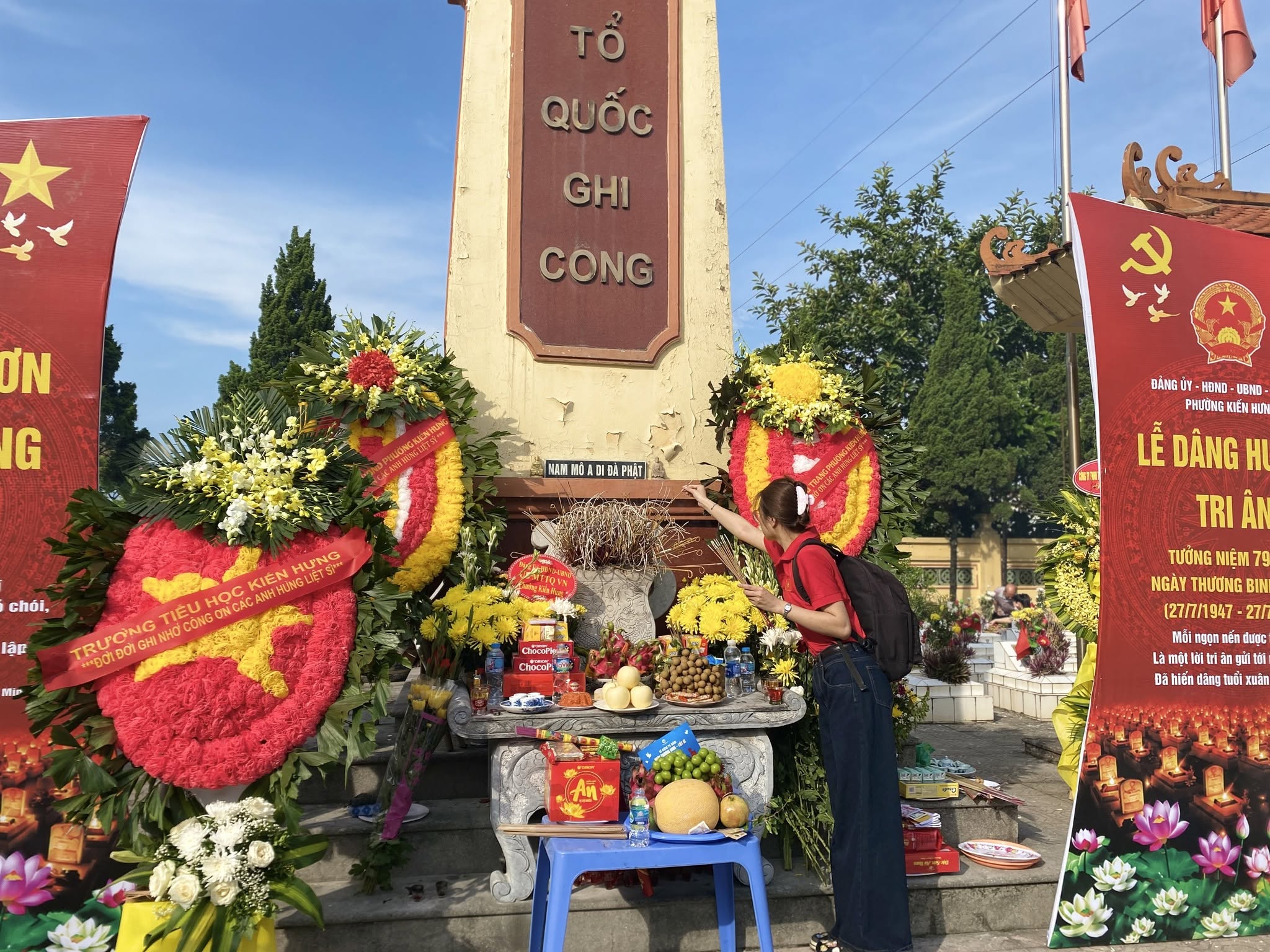 ViTecher thắp hương tại Nghĩa trang liệt sĩ Kiến Hưng, thể hiện giá trị Biết Ơn