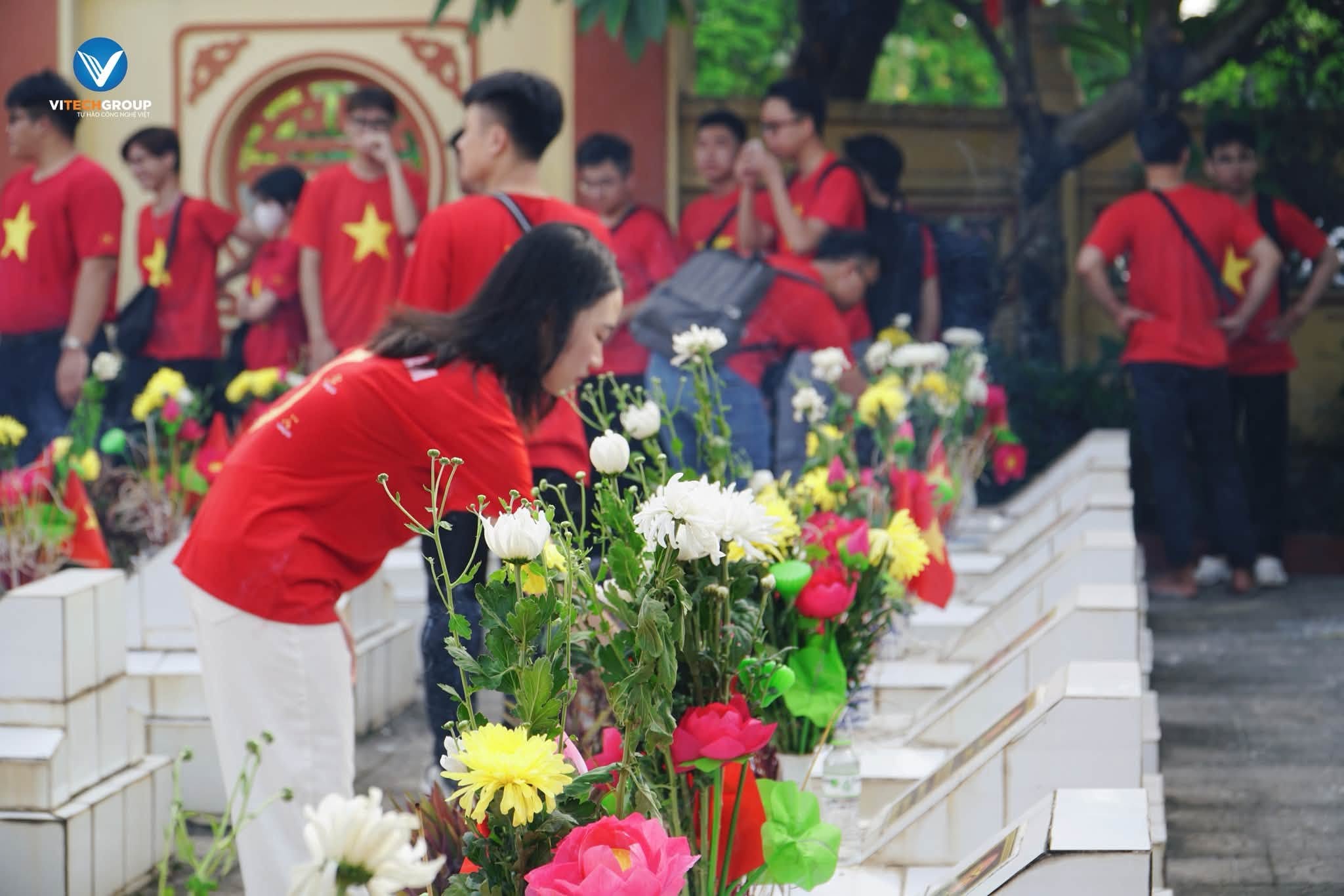 ViTecher thắp hương tại Nghĩa trang liệt sĩ Kiến Hưng, thể hiện giá trị Biết Ơn