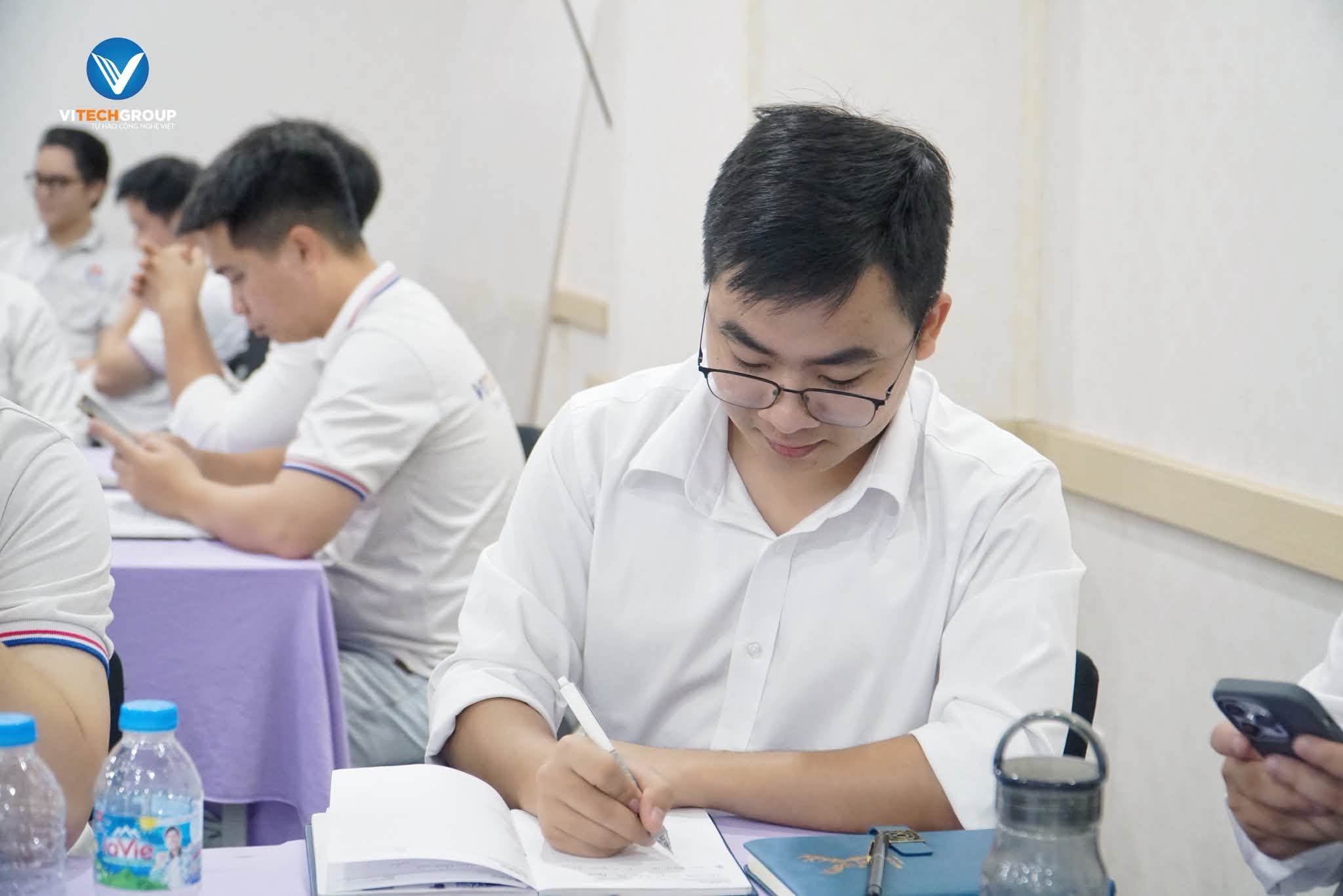 Nhân sự sale tham gia chương trình đào tạo Vi-Eagle 10