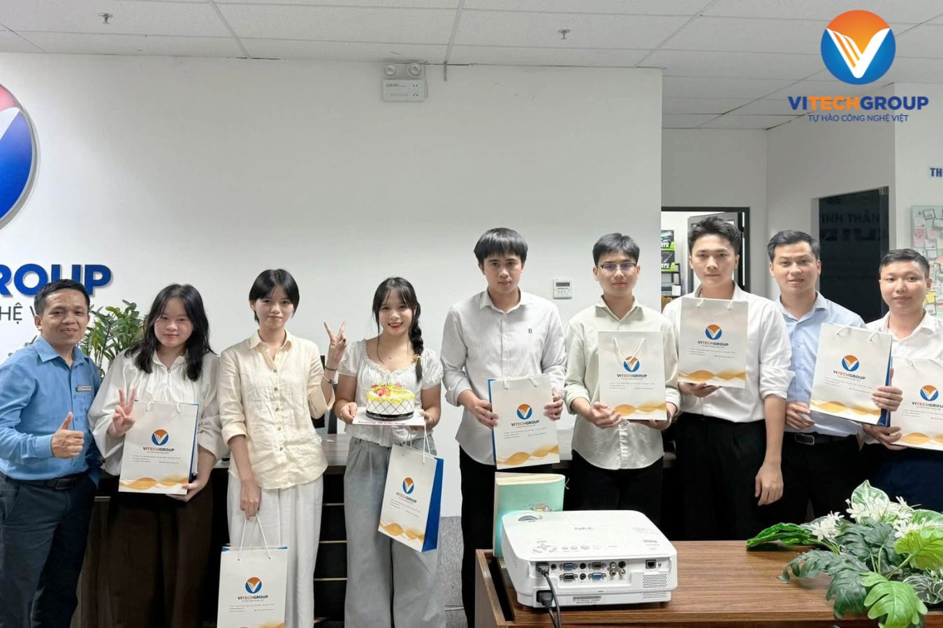 ViTech Group tặng quà sinh nhật cho các thành viên tháng 9