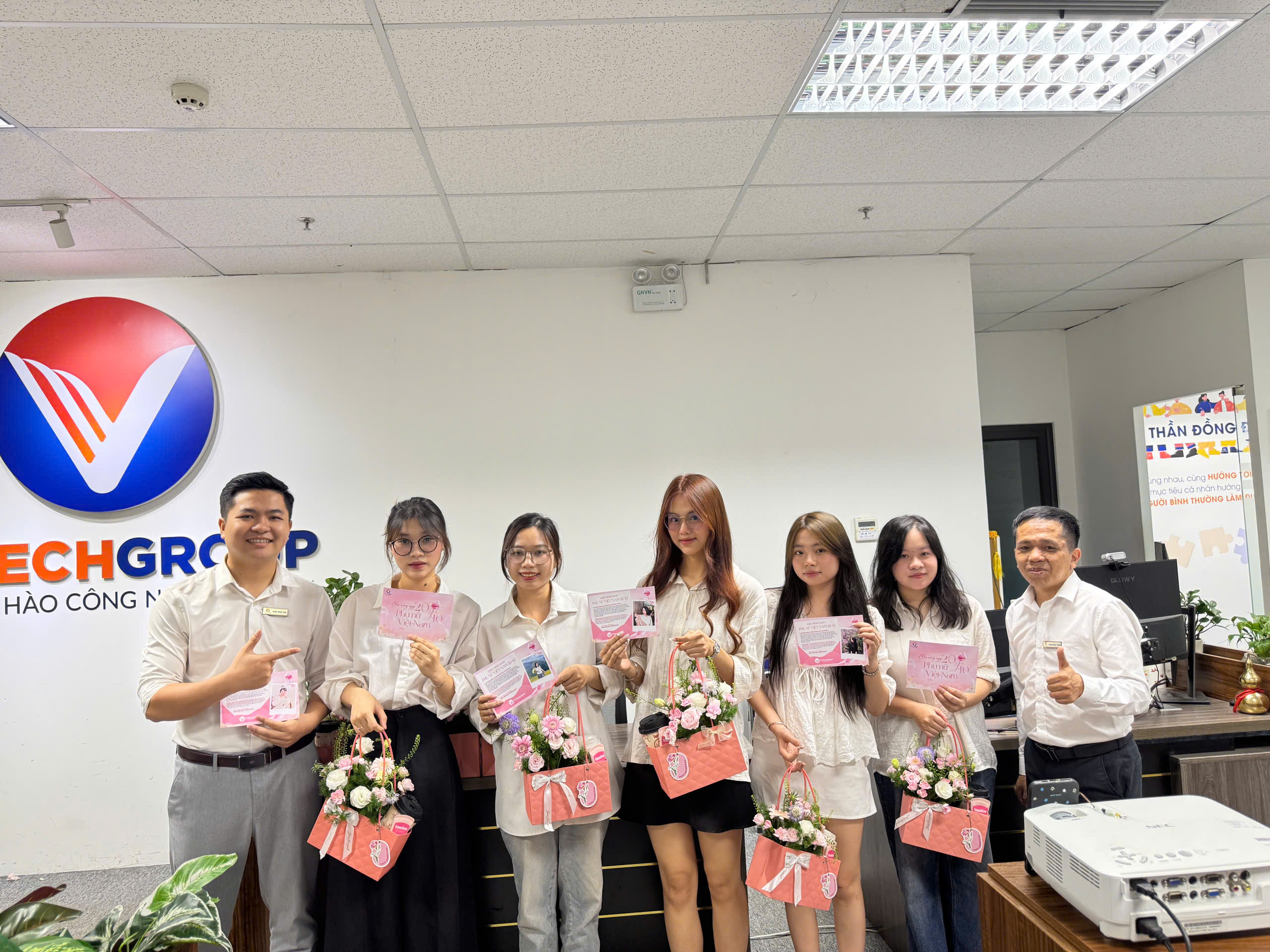 Tập thể ViTech Group tặng hoa Ngày Phụ nữ Việt Nam 20/10