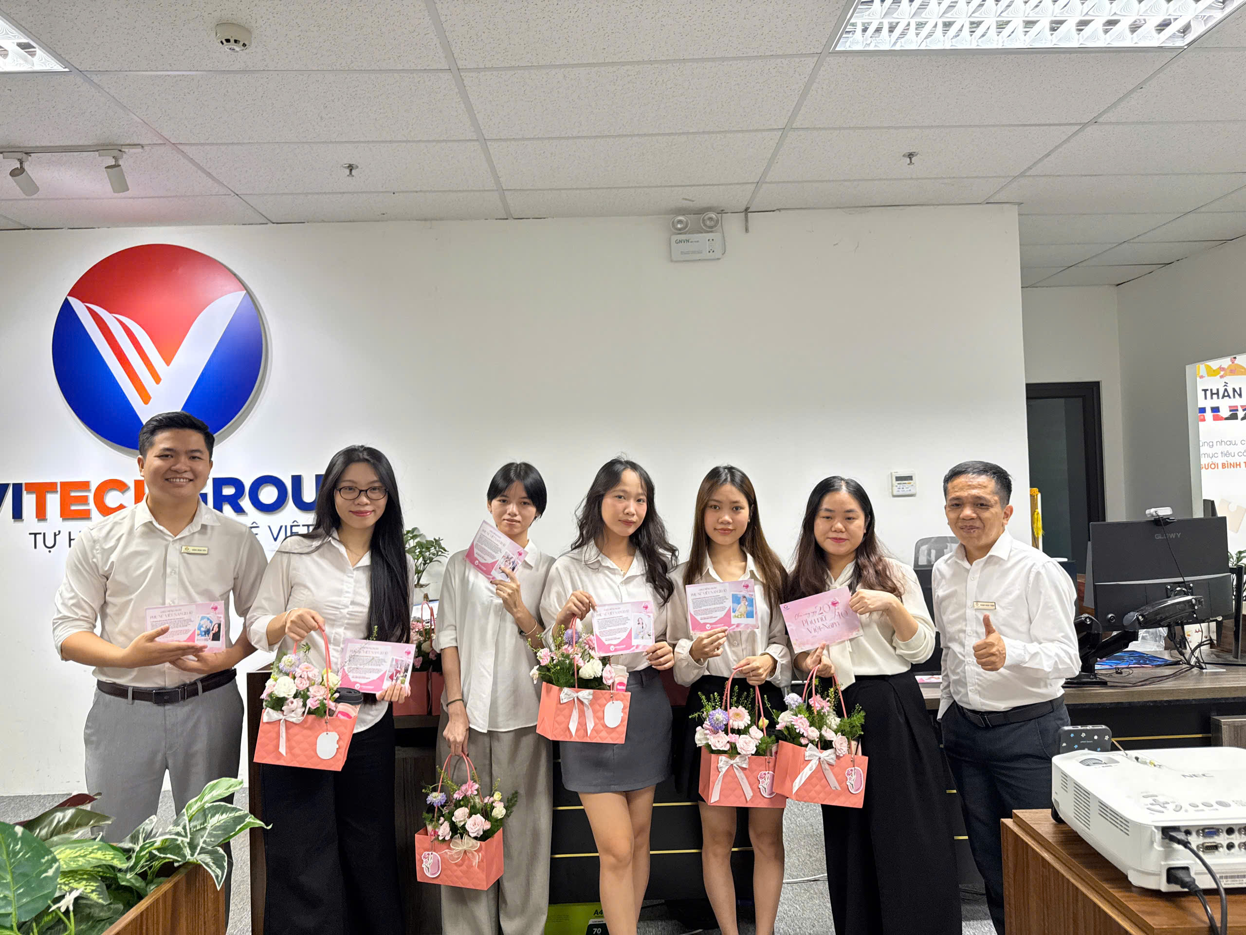 Tập thể ViTech Group tặng hoa và quà chúc mừng Ngày Phụ nữ Việt Nam 20/10
