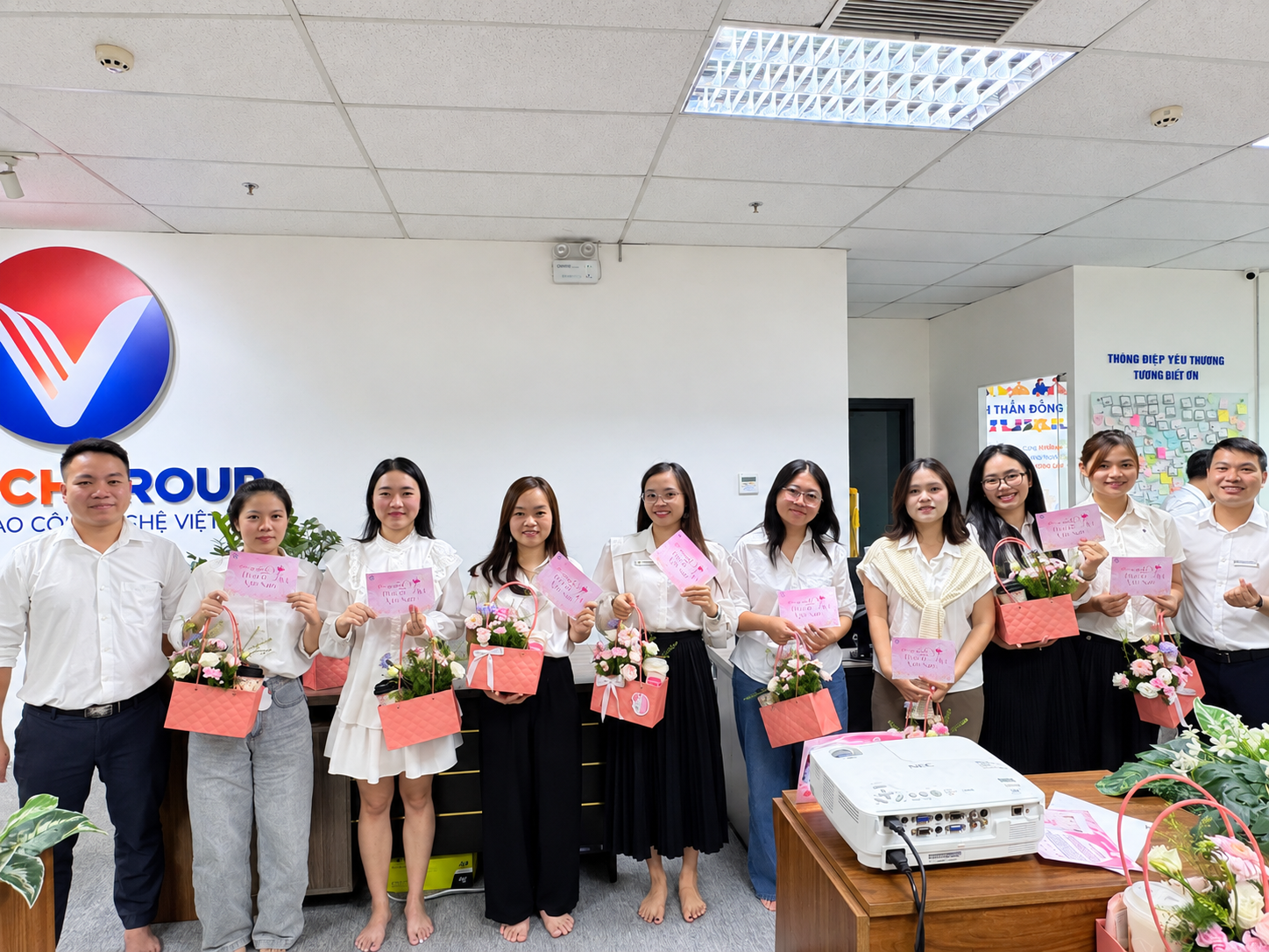 Tập thể ViTech Group chúc mừng Ngày Phụ nữ Việt Nam 20/10